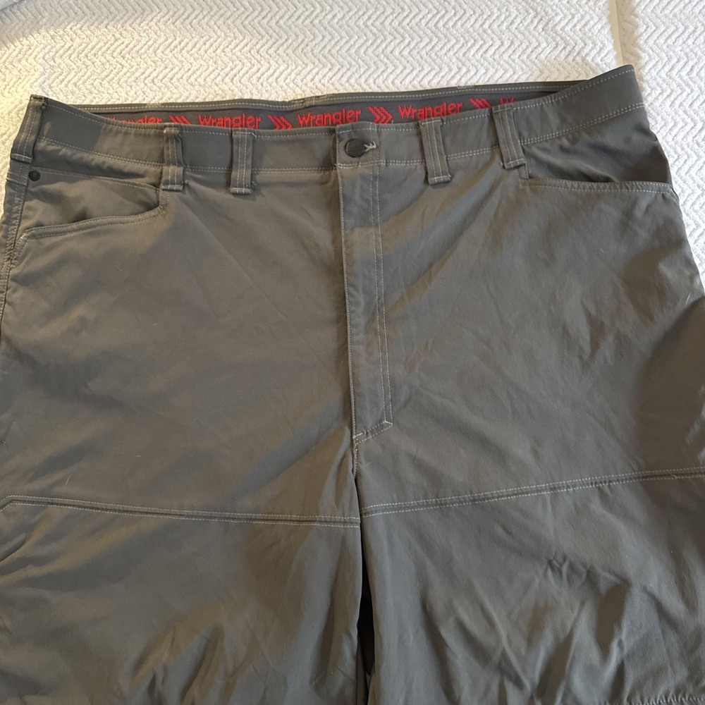 Wrangler Shorts Mens SZ 48 Gray Outdoor All Terrain Cargo Stretch Hiking Camping